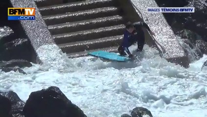 Surfeur piégé par la marée sur la côte Basque de Biarritz