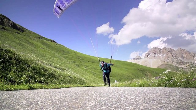 Parapente au dessus des îles grecques