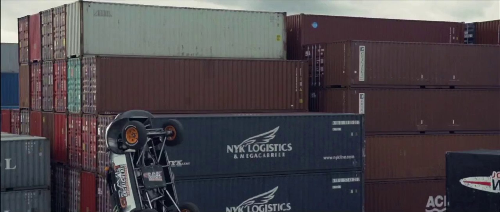 Le premier ''backflip'' réalisé en voiture en vidéo