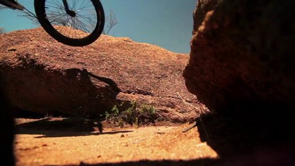 Le rider Danny Campbell en démonstration dans l’outback australien