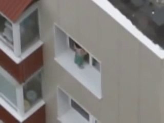 طفل يلعب على حافة الموت