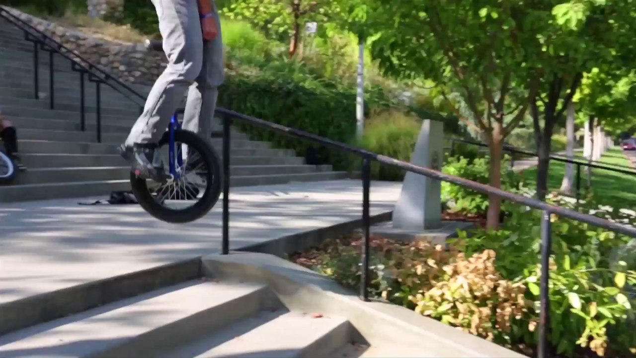 Le monocycle freestyle transforme la ville en piste de cirque