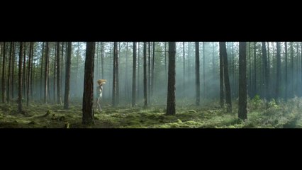Elle Fanning se promène dans les bois pour Lolita Lempicka