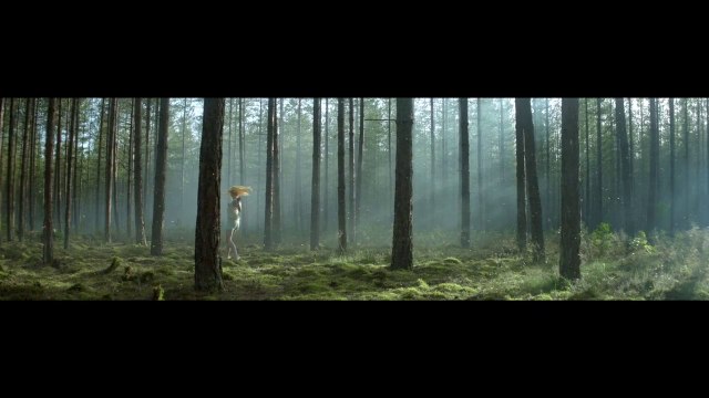Elle Fanning se promène dans les bois pour Lolita Lempicka