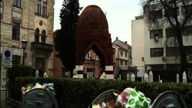 Bosnia's garbage lines streets amid strikes