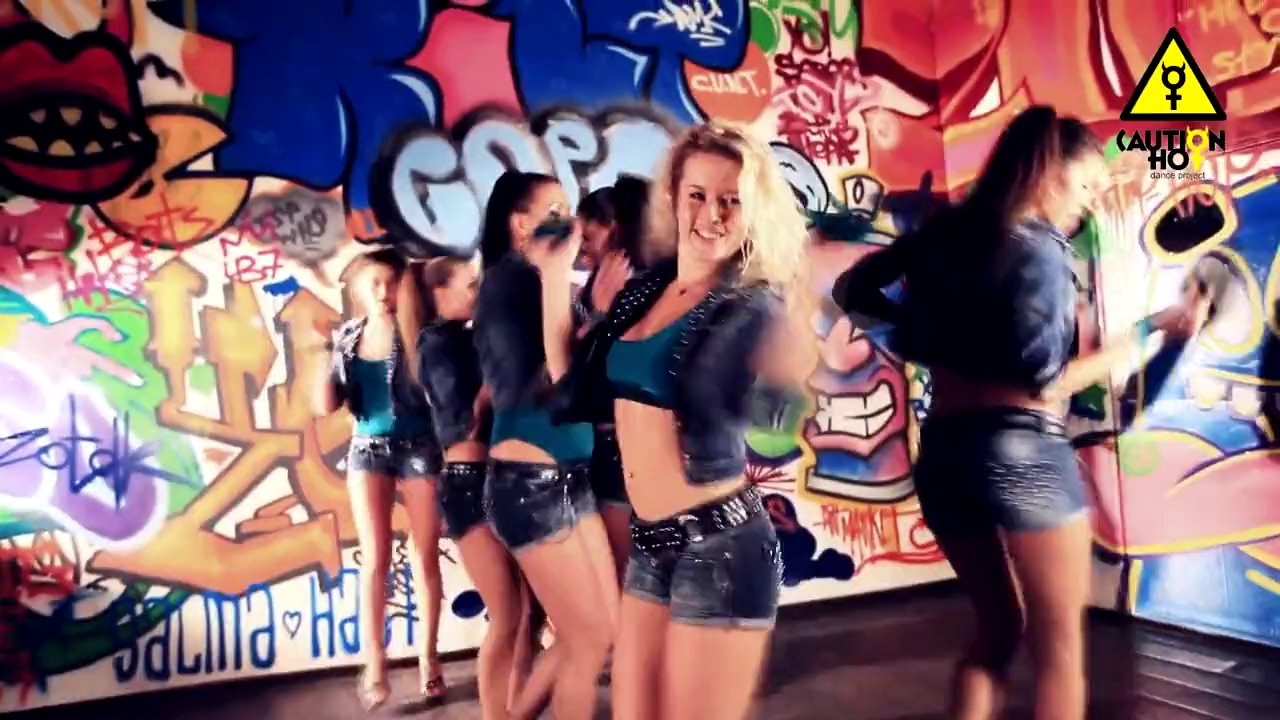 Des voitures, des filles, une chorégraphie