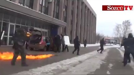 Devlet ofisini bastılar