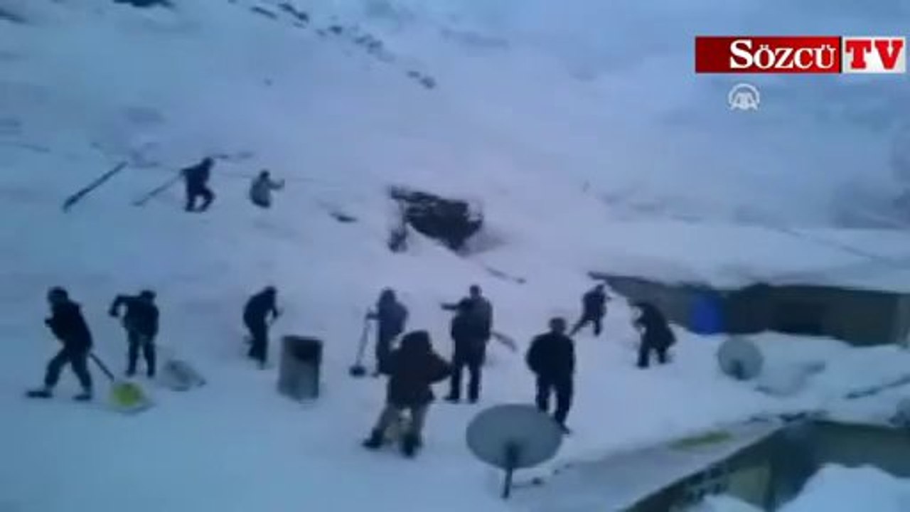 Evlerin üzerine çığ düştü