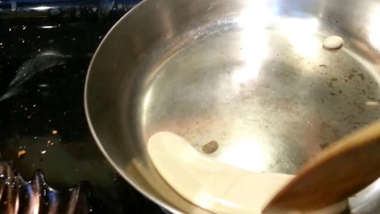 De la bière dans une poêle brûlante! Expérience impressionnante!