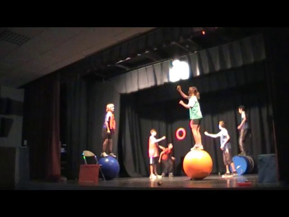 Spectacle Arts du Cirque IDD 5° Janvier 2014 Collège Saint Joseph Cossé Le Vivien