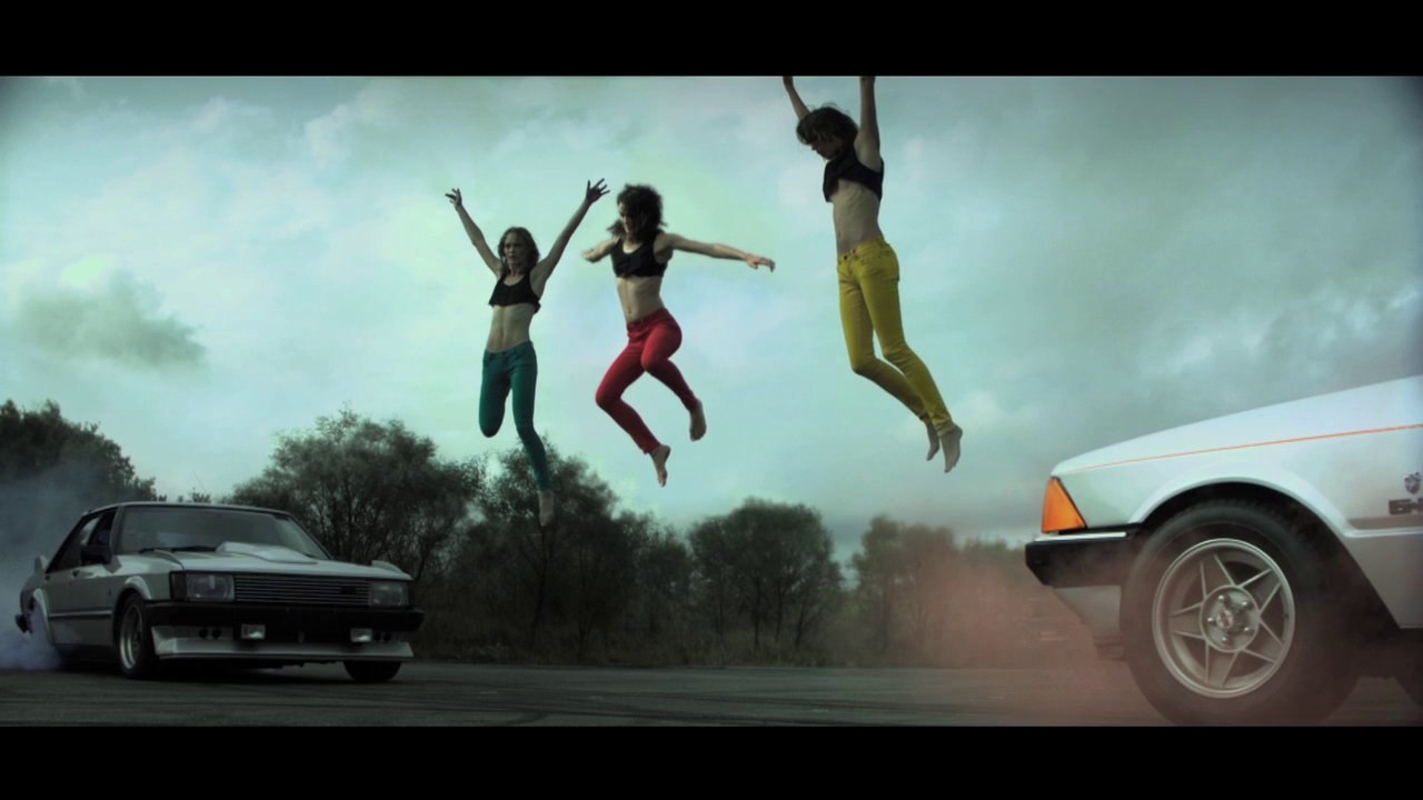 Courses de filles contre courses de voitures