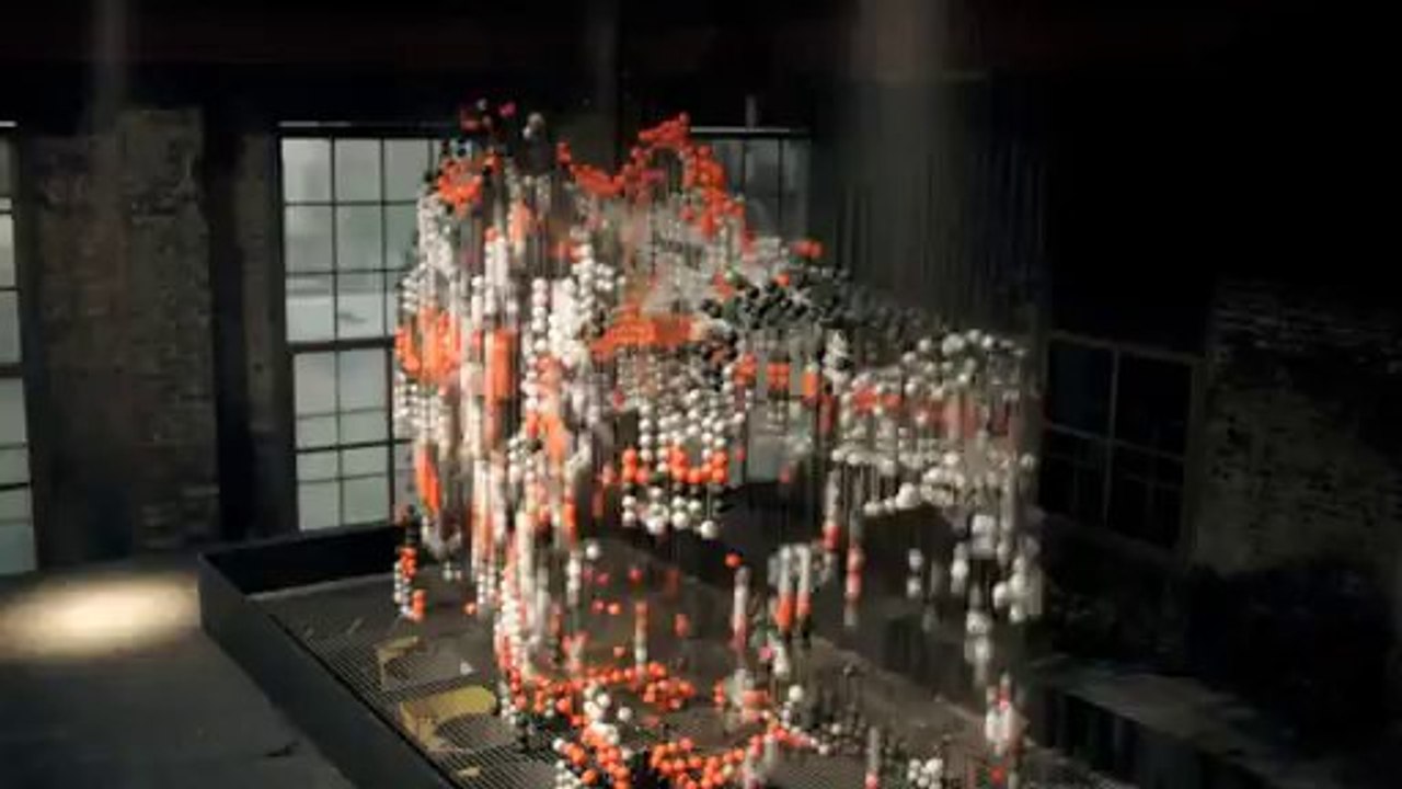 Asics joue au ping pong