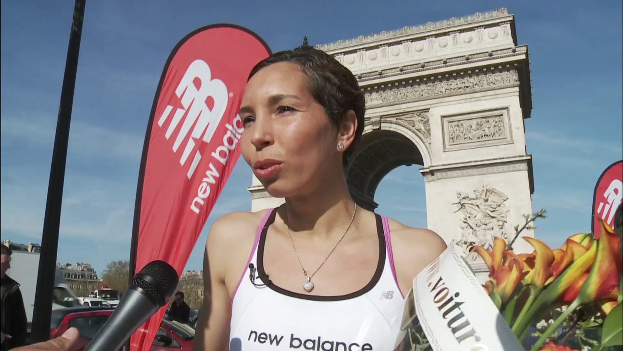 Femme versus voiture dans Paris