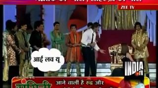 SRK kisses Hrithik's wife In Award Funtion