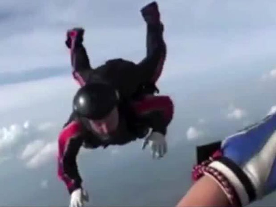 Sauvetage d'un parachutiste en plein vol