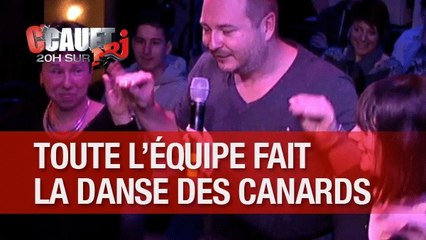 Toute l'équipe fait la danse des canards avec la maman de Marion !