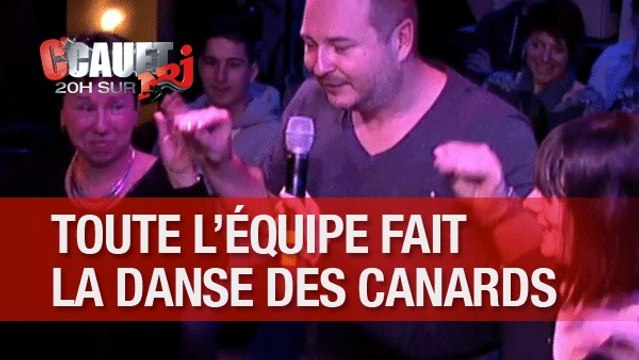 Toute l'équipe fait la danse des canards avec la maman de Marion !