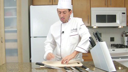 how_to_hold_a_knife_and_position_your_guide_hand_1280x720