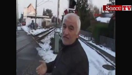 Bariyerlerin arasından geçerken tren çarptı