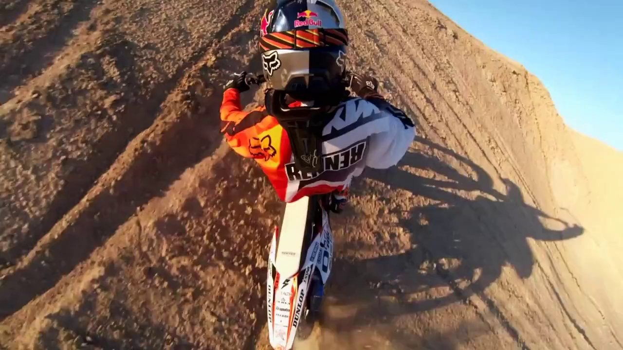 Motocross freestyle dans le désert en GoPro