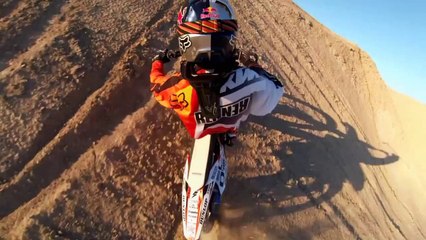 Motocross freestyle dans le désert en GoPro