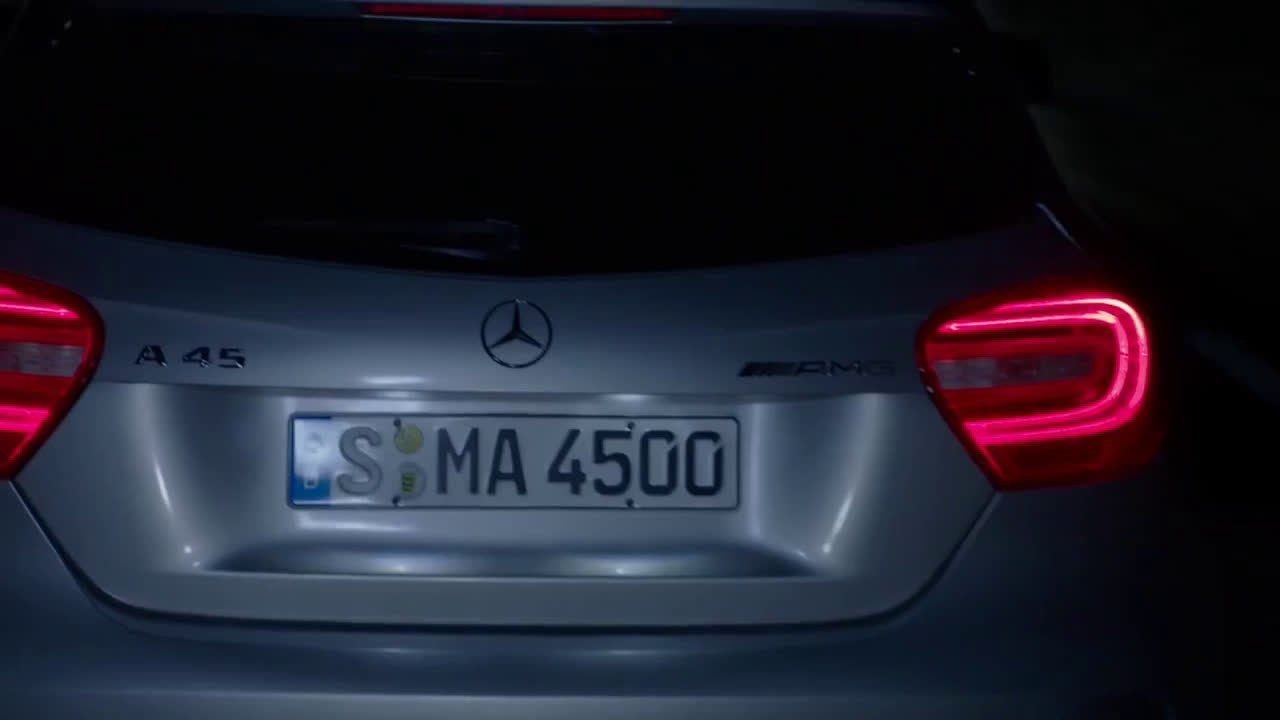Nico Rosberg et Lewis Hamilton se disputent le volant de la Classe  A45 AMG
