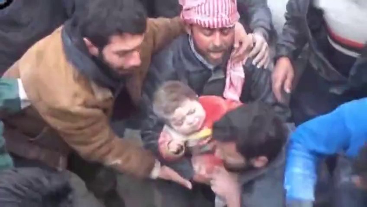 Un bébé enseveli sous des gravats sauvé en syrie! Beau...