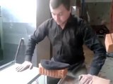 Ouvrier russe se frappe la tête contre une brique