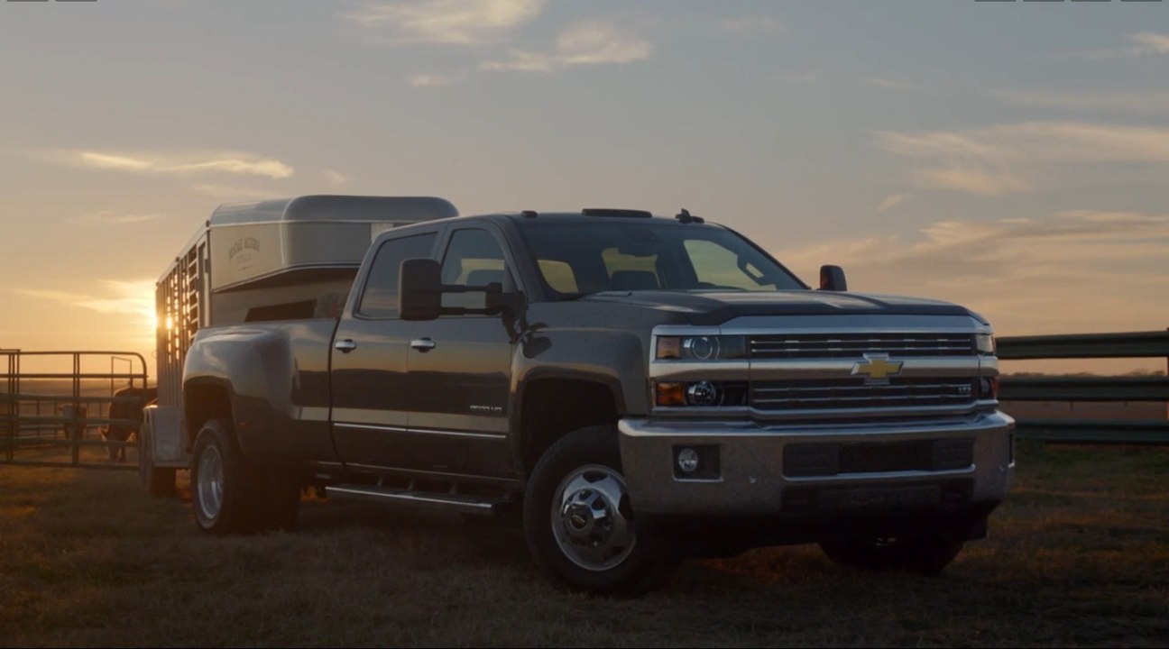 Chevrolet réunit des vaches et leur taureau! Publicité "Romance" Super Bowl 2014