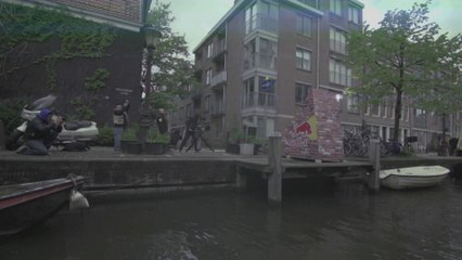 Un backflip au dessus d'un canal