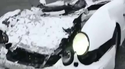 Insolite : un coupé Mercedes Classe E littéralement aplatie par un bulldozer