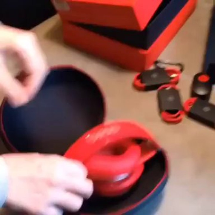 New Beats Studio Wireless Headphones Unboxing  - 2014
