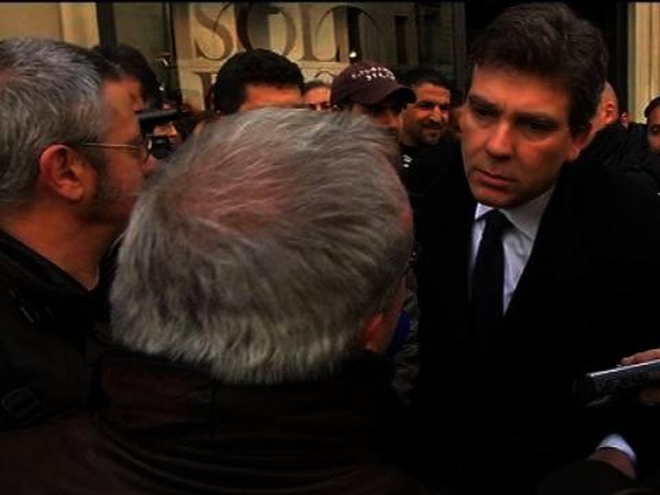 Poissy: Arnaud Montebourg pris à partie par un délégué CGT de PSA - 31/01