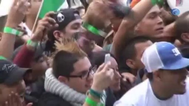 Thalía recibe emocionada su estrella en el Paseo de la Fama de Hollywood