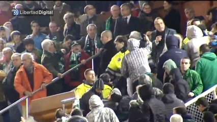 Aficionados del Racing de Santander intentan asaltar el palco y agredir al presidente