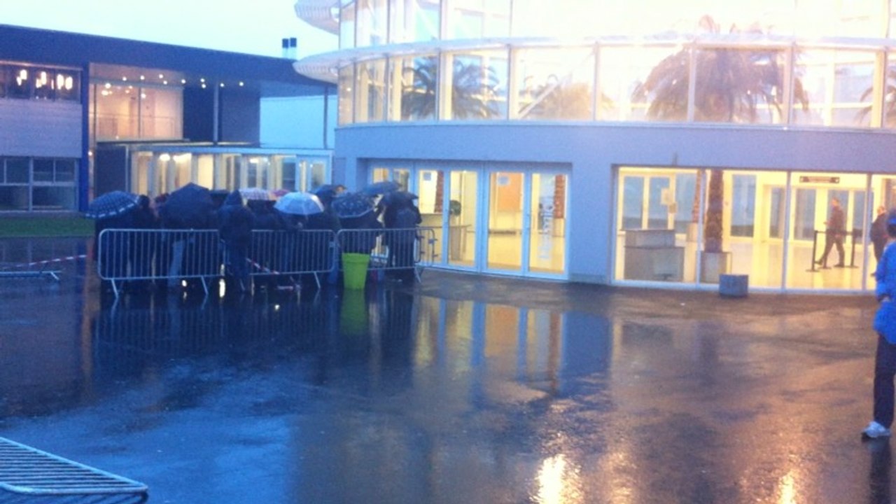 Les fans de Nolwen Leroy attendent depuis des heures sous la pluie