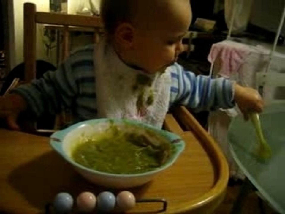 Zélie apprend à manger toute seule