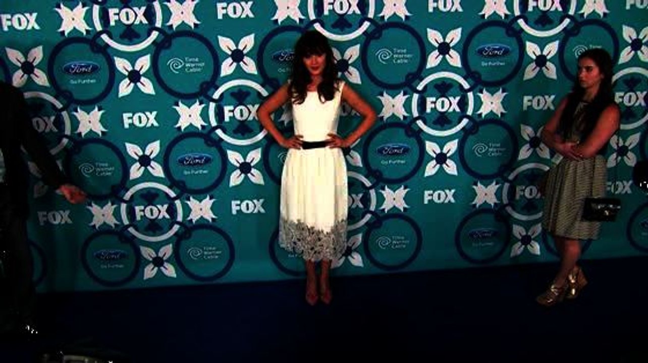 Zooey Deschanel pense que les shorts courts en jeans découpés ont un âge limite