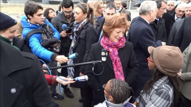 Nantes: le couple Ayrault en visite dans son ancienne cité HLM