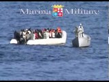 Lampedusa (AG) - Nave Zeffiro della Marina Militare soccorre migranti (09.01.14)