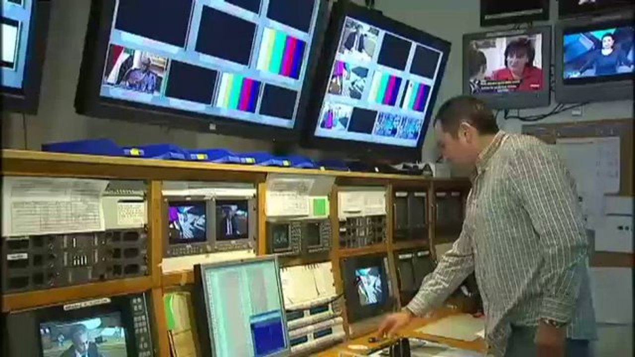 TV3 - Telenotícies vespre - Els treballadors es tanquen a la seu de Canal 9