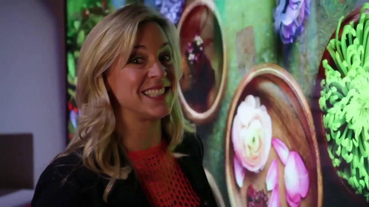 Hands on with the LG G Flex - Look How Curvy it is!