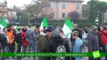 Anche Rimini si ferma: sit in sotto l'Arco d'Augusto per manifestare contro il Governo