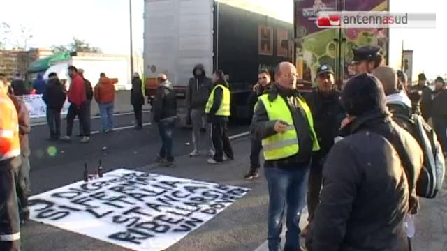 TG 09.12.13 Bari, si placa la protesta dei Forconi, sulla tangenziale rimossi i blocchi stradali