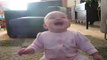 Un bébé explose de rire... Chien et Pop-Corn !!