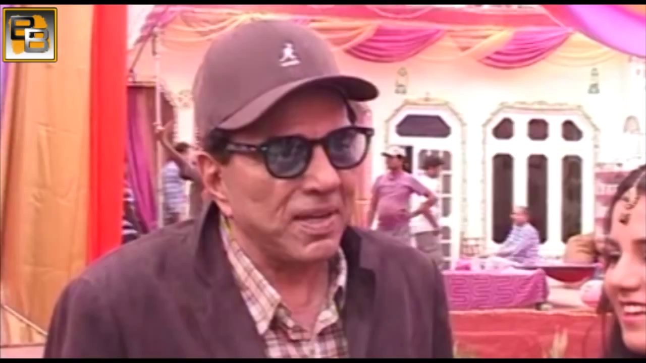Dharmendra CAUGHT smooching in PUBLIC