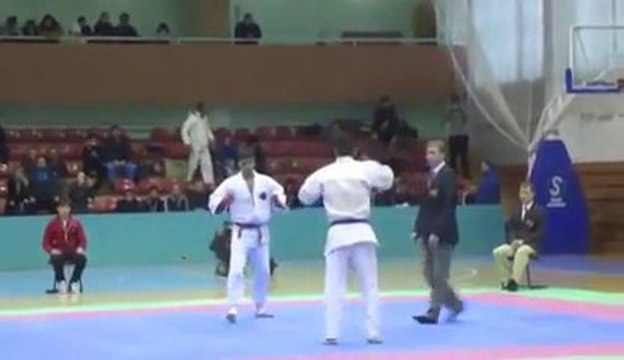 Crazy Knock Out during Karate Fight : mawashi geri