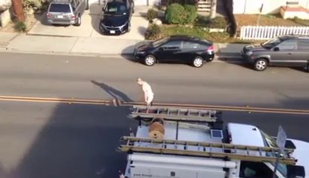 GTA 5 dans la rue - Un gars bourré essai de voler des voitures.