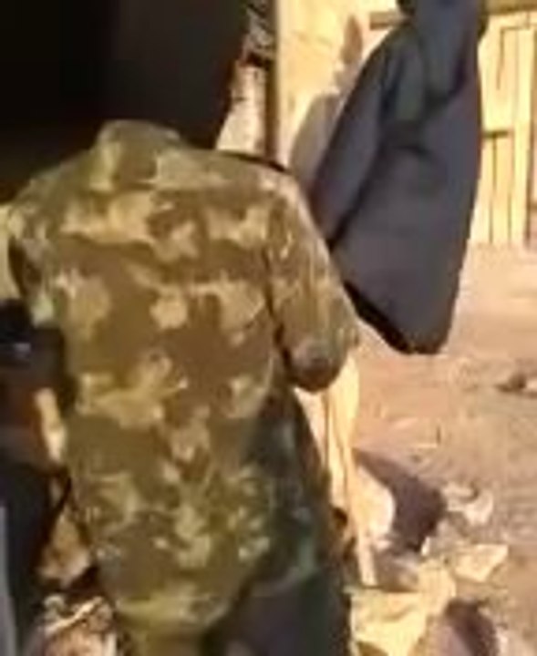 Se moquer d'un sniper avec une marionnette