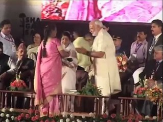 Video herunterladen: Lata Mangeshkar felicitated by Gujarat Chief Minister Narendra Modi